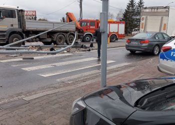 Wypadek czterech ciężarówek i osobówki! Kierowcę przygniotła naczepa