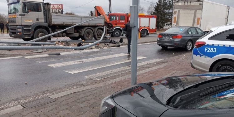 Wypadek czterech ciężarówek i osobówki! Kierowcę przygniotła naczepa
