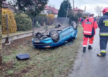 Wypadek w Małopolsce! Dziecko wypadło z auta. Matka zakleszczona