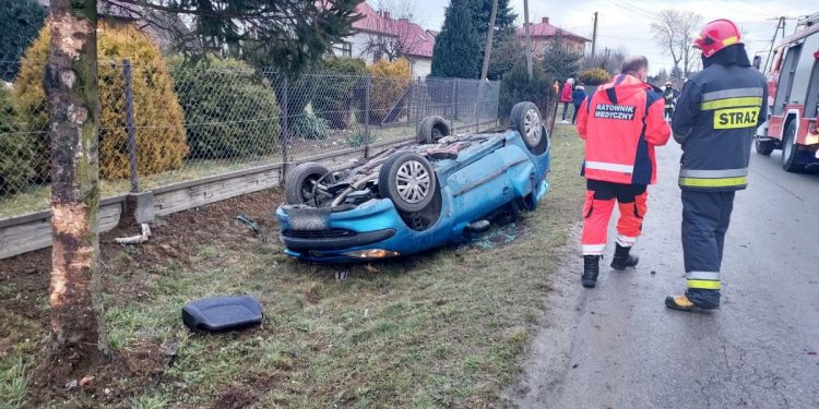 Wypadek w Małopolsce! Dziecko wypadło z auta. Matka zakleszczona