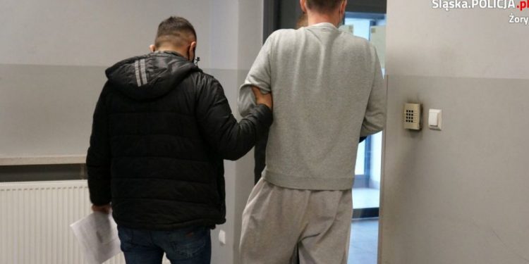 Wypchnął kobietę przez okno! Odpowie za usiłowanie zabójstwa