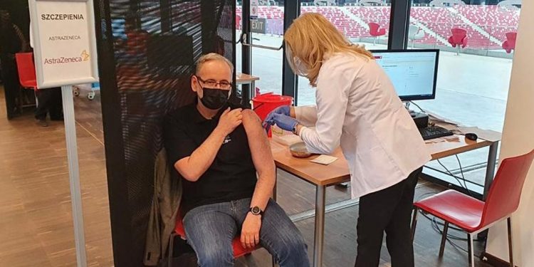 Niedzielski zaszczepił się przeciw Covid-19. Wiadomo, jakim preparatem