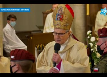 Poruszający moment podczas pogrzebu Krzysztofa Krawczyka. Biskup zaczął śpiewać nad trumną [WIDEO]