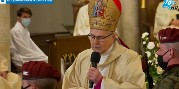 Poruszający moment podczas pogrzebu Krzysztofa Krawczyka. Biskup zaczął śpiewać nad trumną [WIDEO]