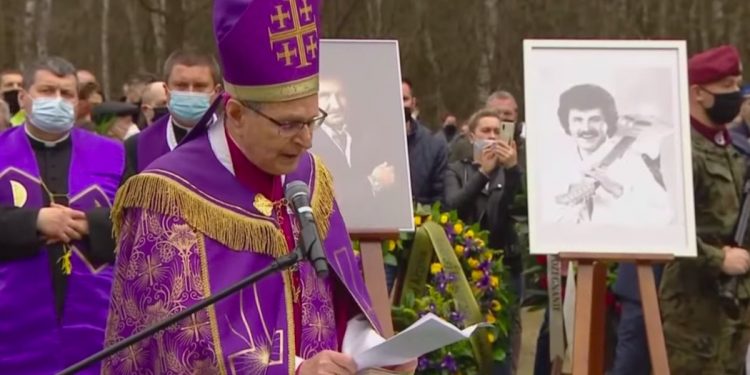 Poruszające słowa podczas pogrzebu Krzysztofa Krawczyka. Biskup zwrócił się do żony artysty