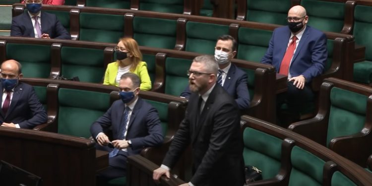 Braun wykluczony z obrad Sejmu. Poszło o maseczkę