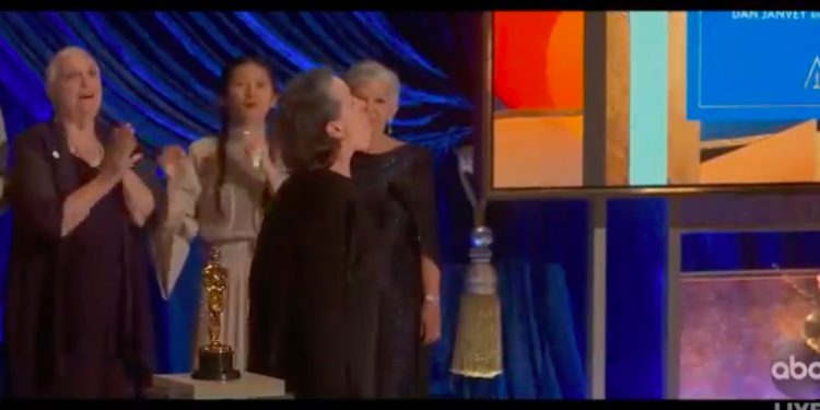 Odebrała Oscara i… zawyła jak wilk. W ten sposób wspomniała zmarłego przyjaciela [WIDEO]