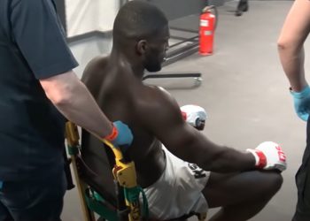 Izu Ugonoh znokautowany. Po walce wyjechał na wózku [WIDEO]