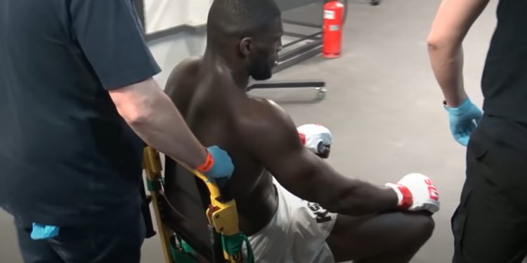 Izu Ugonoh znokautowany. Po walce wyjechał na wózku [WIDEO]