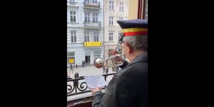 „Parostatek” zamiast hejnału. Piękny gest w Łodzi [WIDEO]