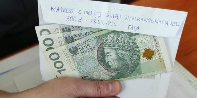 Policjanci szukają tajemniczego Mateusza. Zgubił coś drogocennego