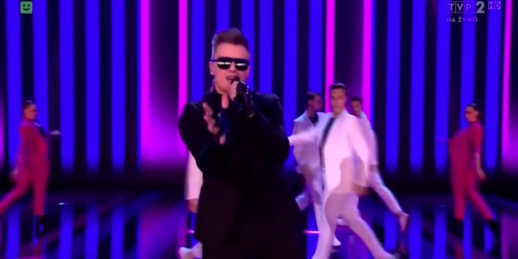 Rafał Brzozowski po raz pierwszy zaśpiewał eurowizyjną piosenkę na żywo. Jak mu poszło? [WIDEO]