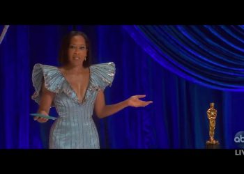 Aktorka potknęła się na oscarowej scenie. O włos od wpadki [WIDEO]