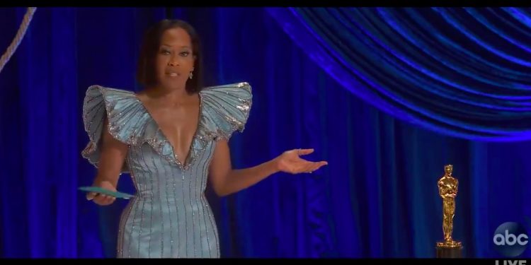 Aktorka potknęła się na oscarowej scenie. O włos od wpadki [WIDEO]