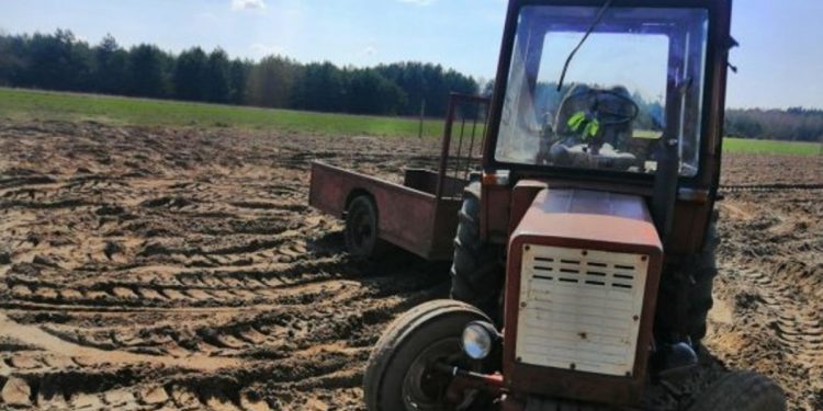 Ciągnik przejechał po nim dwa razy. Makabryczny wypadek na polu