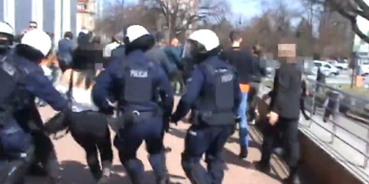 Interwencja w Głogowie. Jest nowe nagranie. „Wypie***** ku*** je****” [WIDEO]