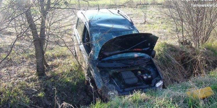 Jechał na szczepienie, ale wcześniej się „zdezynfekował”. Dachował