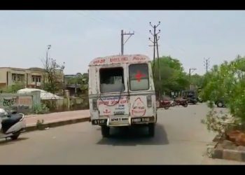 Ciało wypadło z karetki. Wstrząsające nagranie obiegło świat [WIDEO]