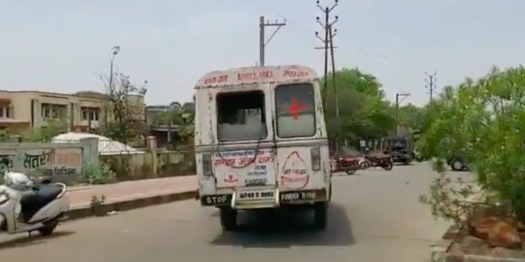 Ciało wypadło z karetki. Wstrząsające nagranie obiegło świat [WIDEO]