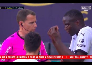 Skandal w meczu ligi hiszpańskiej. Piłkarze zeszli z boiska! [WIDEO]