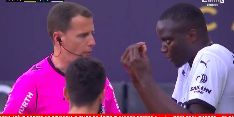 Skandal w meczu ligi hiszpańskiej. Piłkarze zeszli z boiska! [WIDEO]