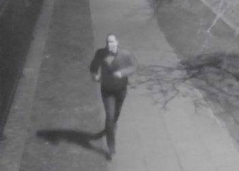 Kilkukrotnie ranił kobietę nożem. Policja publikuje wizerunek