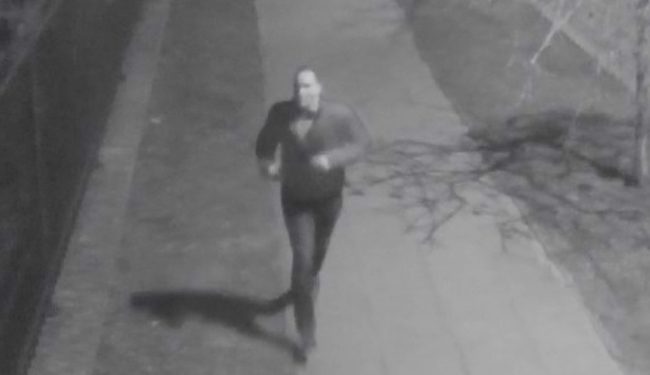 Kilkukrotnie ranił kobietę nożem. Policja publikuje wizerunek