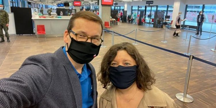 Premier Morawiecki i jego żona zaszczepieni. „Szybko i sprawnie”