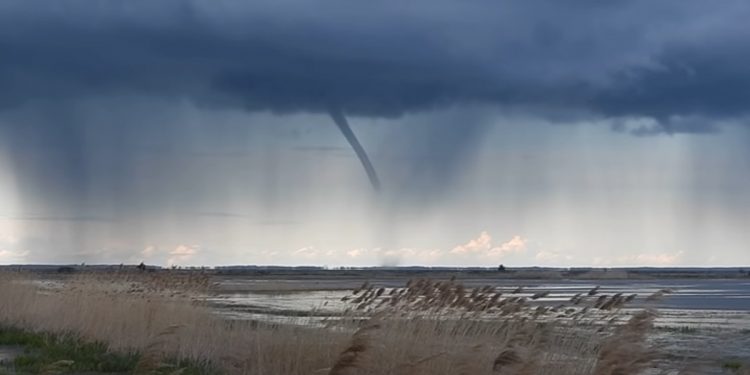 Trąba wodna nad Zatoką Pucką! Nagranie ukazuje niezwykły widok! [WIDEO]