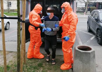 Uciekł z izolatorium chorując na Covid. Taksówką pojechał na zakupy