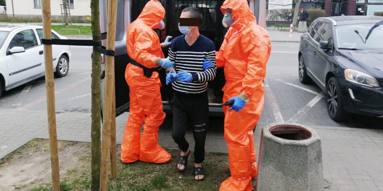 Uciekł z izolatorium chorując na Covid. Taksówką pojechał na zakupy