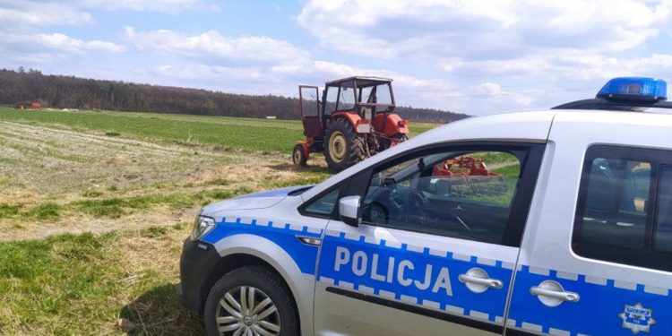 Ukradł ciągnik i… uprawiał nim swoje pole. Był pijany i miał zakaz prowadzenia