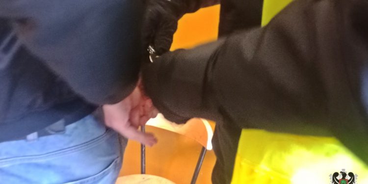 Zajechał drogę innemu kierowcy i kijem wybił szybę