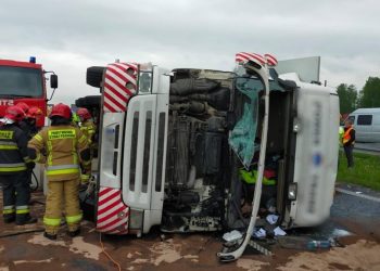 Ciężarówka przewróciła się na autostradzie. Duże utrudnienia