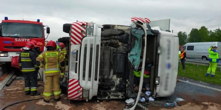 Ciężarówka przewróciła się na autostradzie. Duże utrudnienia