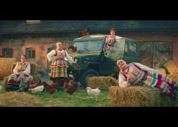 Pamiętacie „Koko koko euro spoko”? Zespół Jarzębina pojawił się w reklamie, która podbija sieć [WIDEO]