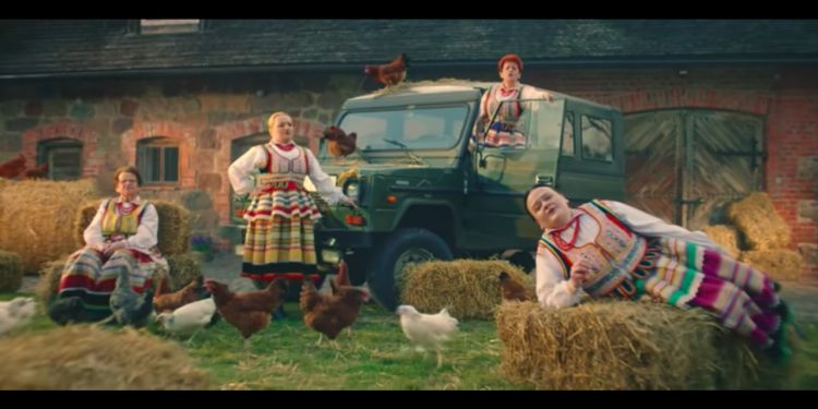 Pamiętacie „Koko koko euro spoko”? Zespół Jarzębina pojawił się w reklamie, która podbija sieć [WIDEO]