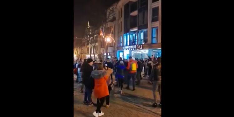 Wielka impreza na Krupówkach. Policjanci nie reagowali? [WIDEO]
