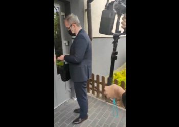 Zaatakowali Adama Niedzielskiego przed jego własnym domem. „Wiemy, gdzie mieszkasz” [WIDEO]