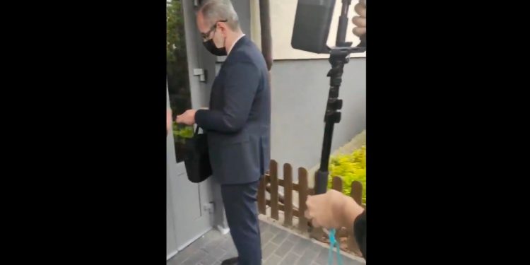 Zaatakowali Adama Niedzielskiego przed jego własnym domem. „Wiemy, gdzie mieszkasz” [WIDEO]