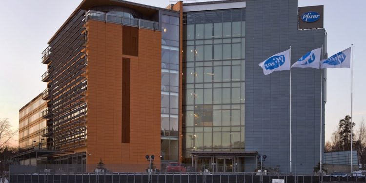 Pfizer musi zapłacić ogromne odszkodowanie. Wszystko przez nietypowe skutki uboczne