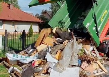 Wyrzucił śmieci do lasu. Wkrótce… trafiły z powrotem pod jego dom. „Karma wraca” [WIDEO]