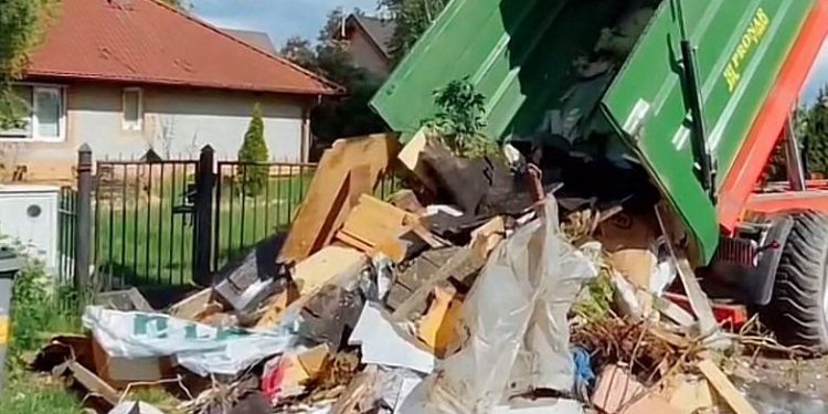 Wyrzucił śmieci do lasu. Wkrótce… trafiły z powrotem pod jego dom. „Karma wraca” [WIDEO]