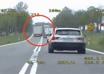 72-latek złamał kilka przepisów naraz. Nie wiedział, że nagrywa go policja [WIDEO]