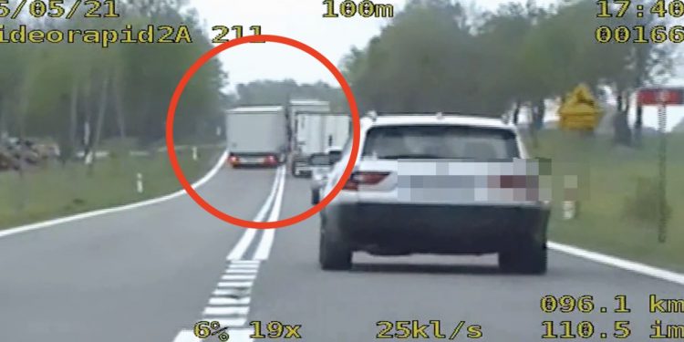 72-latek złamał kilka przepisów naraz. Nie wiedział, że nagrywa go policja [WIDEO]