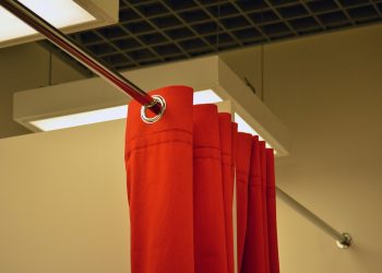 Podglądacz nagrywał kobietę w przebieralni. Zauważył to jej partner