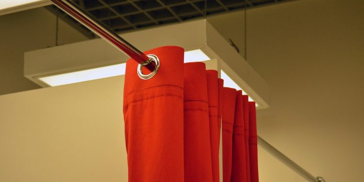 Podglądacz nagrywał kobietę w przebieralni. Zauważył to jej partner