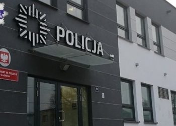 Wybił szybę w komisariacie, bo… chciał iść „siedzieć”