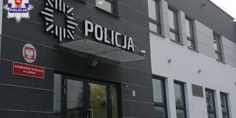 Wybił szybę w komisariacie, bo… chciał iść „siedzieć”