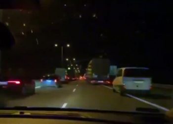 Korytarz życia na autostradzie. Policja chwali kierowców i pokazuje nagranie